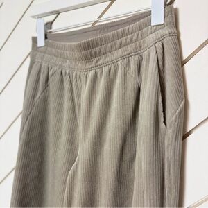 Lululemon | Mid-Rise Wide-Leg Pant Velvet Cord | Warm Ash Gray | Size 4